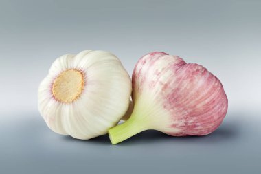 Çiğ sarımsak. Gri arka planda sarımsak kafalar. Seçici odak