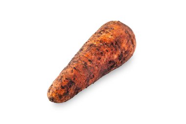 Taze toplanmış havuç. Beyaz arka planda zemin izole edilmiş kirli havuç. Kesme yolu