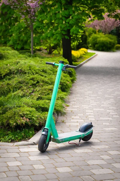 Elektrikli Scooter Kiralık Scooter Scooter Parktan Ayrıldı Şehir Taşımacılığı Konsepti — Stok fotoğraf