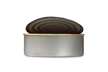 Teneke kutu. Beyaz arkaplanda izole edilmiş etiketsiz kapalı kutu