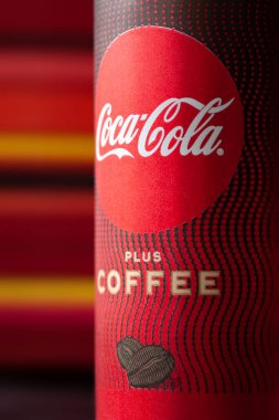 Coca-cola. Bir kutu Coca-Cola yakın çekim. Teneke kutuda Coca-Cola kahvesi. Küçük bir alan derinliği. Ukrayna. Kyiv. Mayıs 17.2023