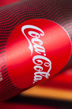 Coca-cola. Bir kutu Coca-Cola yakın çekim. Teneke kutuda Coca-Cola kahvesi. Ukrayna. Kyiv. Mayıs 17.2023