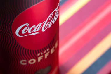 Coca-cola. Bir kutu Coca-Cola yakın çekim. Kutuda Coca-Cola kahvesi. Uzayı kopyala Küçük bir alan derinliği. Ukrayna. Kyiv. Mayıs 17.2023