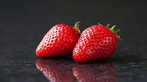 Erdbeere Rote Reife Erdbeeren Auf Schwarzem Hintergrund Selektiver Weicher Fokus — Stockfoto