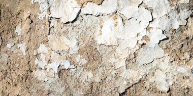 Eski duvarlı arka plan. Eskimiş kabuğu çatlamış, yıpranmış alçı ve çatlaklar. Çöken kil duvar. Zaman ve çevrenin yıkıcı etkisi. Doku arkaplanı