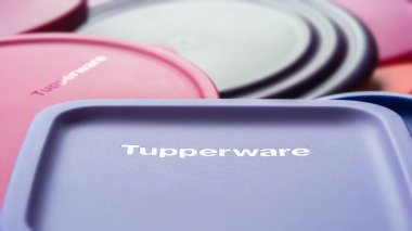 Tupperware çanak çömlek. Tupperware marka logosu olan tabaklar için kapak. Sığ alan derinliğinde desenli bir görüntü. Ukrayna. Kyiv. Haziran 02.2023