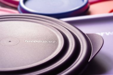Saklama kabı kapakları. Tabak kapakları ve Tupperware logosu tam kare. Sığ alan derinliğinde desenli bir görüntü. Ukrayna. Kyiv. Haziran 02.2023