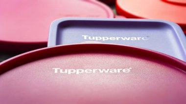 Saklama kabı kapakları. Tupperware marka kapaklar tam kare. Sığ alan derinliğinde desenli bir görüntü. Ukrayna. Kyiv. Haziran 02.2023