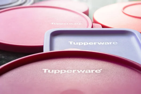 Saklama kabı kapakları. Logolu Tupperware marka kapaklara yakın çekim. Sığ alan derinliğinde desenli bir görüntü. Ukrayna. Kyiv. Haziran 02.2023