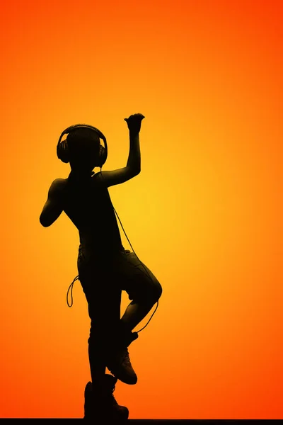 Nastoletnia Sylwetka Nastolatek Słuchawkach Tańczy Przy Muzyce Zachodzie Słońca Przestrzeń — Zdjęcie stockowe