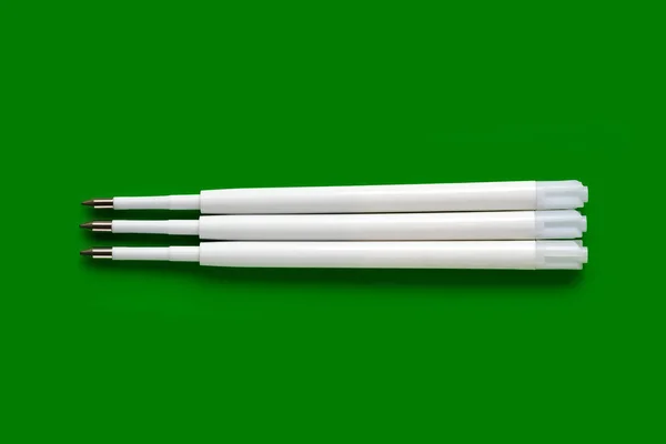 Kugelschreiberminen Kunststoffminen Für Kugelschreiber Weiße Farbminen Auf Grünem Hintergrund — Stockfoto