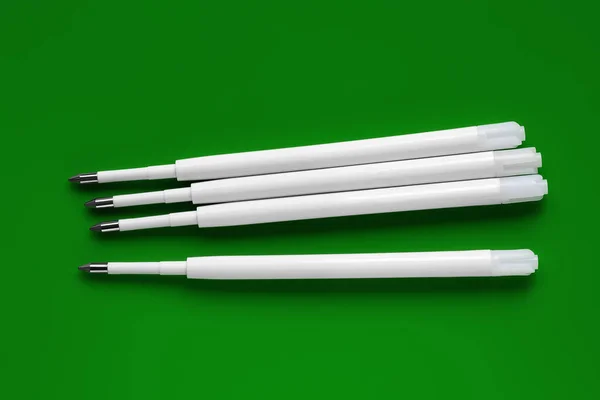Kugelschreiberminen Kunststoffstäbe Für Einen Kugelschreiber Weiße Farbminen Auf Grünem Hintergrund — Stockfoto