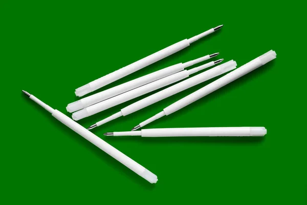 Kugelschreiberminen Kunststoffstäbe Für Einen Kugelschreiber Stapel Weißer Minen Auf Grünem — Stockfoto