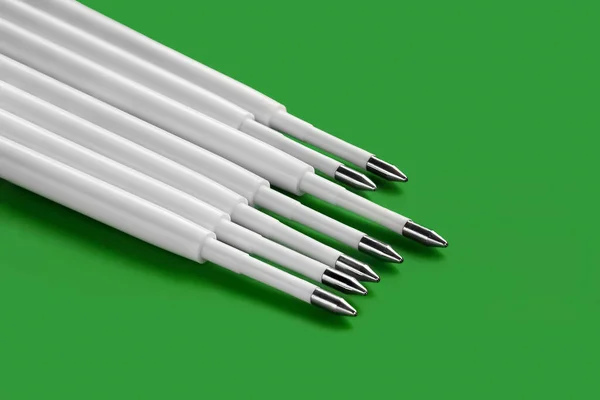 Kugelschreiberminen Kunststoffminen Für Kugelschreiber Kopierraum Haufen Weißer Tinte Auf Grünem — Stockfoto