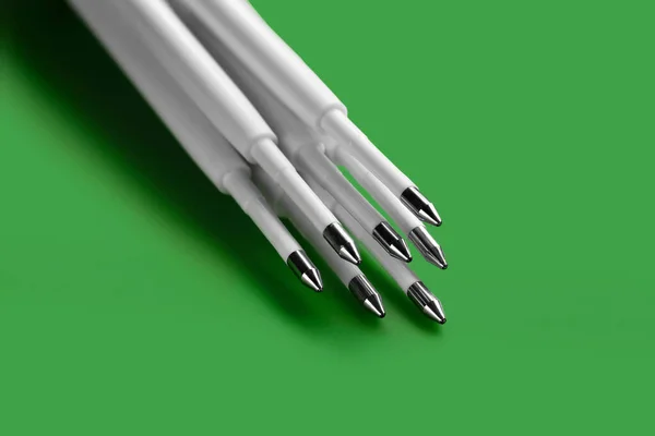 Kugelschreiberminen Kunststoffstäbe Für Einen Kugelschreiber Haufen Weißer Tinte Auf Grünem — Stockfoto
