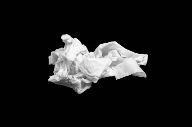 Buruşmuş kağıt. Siyah arka planda buruşmuş ıslak kağıt. Seçici yumuşak odak