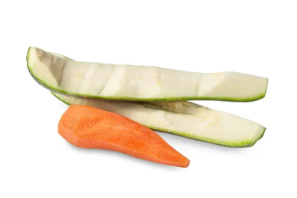 新鲜的西葫芦和胡萝卜 切碎的蔬菜 从白色背景分离出来的蔬菜 — 图库照片
