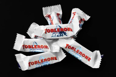 Toblerone çikolatası. Siyah arka planda Toblerone marka çikolata. Beyaz İsviçre çikolatası. Ukrayna. Kyiv. Ağustos. 31 yaşında. 2023