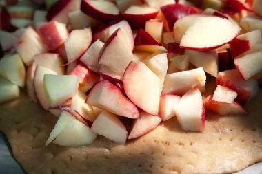 Elma doğrama. Elma parçaları. Turta için kırmızı kesilmiş elma. Seçici yumuşak odak