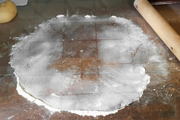 Masanın Üstünde Pasta Unu Masanın Üzerine Dökülür Seçici Yumuşak Odak — Stok fotoğraf