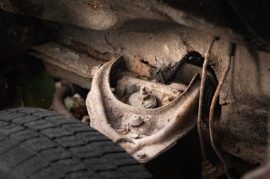 Eski araba. Paslı kısmı. Hasarlı bir süspansiyon parçasının yakın çekimi. Seçici odak