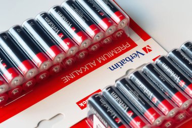 Pil ambalajı. Arka planda hafif çekimde verbatim bataryaları var. Ukrayna. Kyiv. 3 Kasım 2023