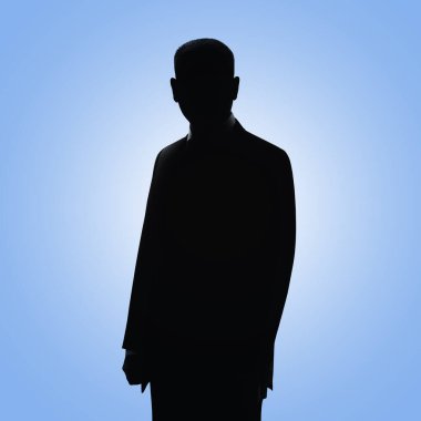 İnsan silueti. İş adamının profil fotoğrafı. Mavi arka planda takım elbiseli bir adam