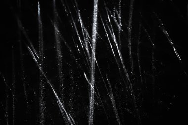 Soyut arkaplan. Polietilen parıltısı. Köpüklü damlalar. Siyaha sentetik sim. Seçici odak