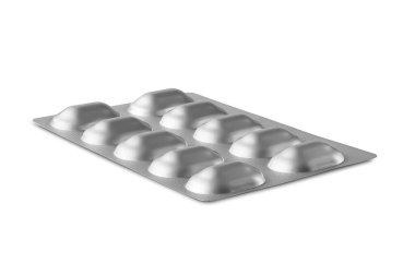 Su toplamış haplar. Beyaz arkaplanda izole edilmiş ilaç paketi