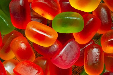 Jöleli şekerler. Çok renkli jöle tatlısı çeşitleri. Yukarıdan bak. Şeker arkaplanı