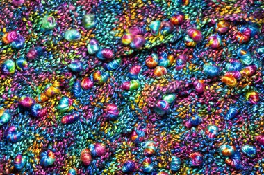 Örülmüş yüzey. Örgü kumaş dokusu. Ilık örülmüş ürün. Çok renkli iplikler var. Tuhafiye yakın çekim