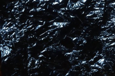 Parlak yüzey. Buruşuk folyo. Buruşuk arka plan. Seçici yumuşak odak