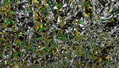 Parlak yüzey. Buruşmuş alüminyum folyo. Buruşuk arka plan. Renkli sim. Yumuşak odak