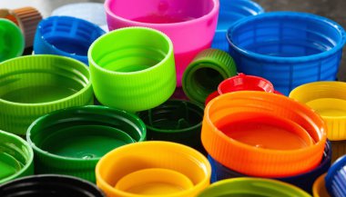 Plastik kapaklar. Çok renkli plastik başlıklar. Plastiğin geri dönüşümü. Yumuşak odak