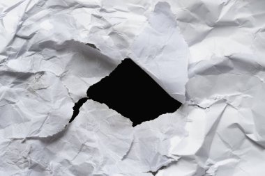 Yırtık kağıt. Buruşmuş kağıtta yırtık bir delik. Soyut doku