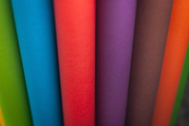 Kağıt dokusu. Renkli kağıt. Sarılmış renkli kağıtlar. Yaratıcılık için soyut doku arkaplanı