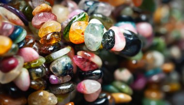 Tourmaline. Yakından renkli taşlardan yapılmış mücevherler. Seçici yumuşak odak