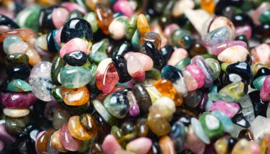 Tourmaline. Yakından renkli taştan yapılmış mücevher dokusu. Seçici yumuşak odak