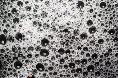 Köpük dokusu. Köpüklü ıslak sabun köpüğü. Koyu arkaplanda köpüğün üst görünümü