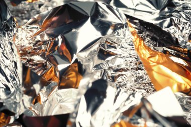 Folyo dokusu. Renkli soyut. Altın şeker ambalajlarına yakın çekim. Yumuşak odak