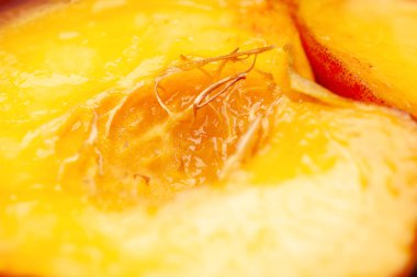 Şeftali deseni. Sulu bir şeftalinin eti. Seçici yumuşak odak