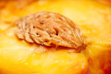 Şeftali deseni. Tohumlu şeftali eti. Seçici yumuşak odak