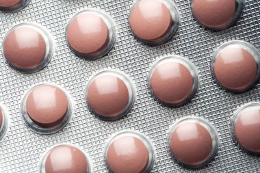 Yakın plan çekimde haplar. İlaç hapları. Seçici yumuşak odak