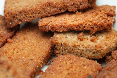 Yakın plan kızarmış ekmek parçaları. Ekmek kırıntıları. Seçici yumuşak odak