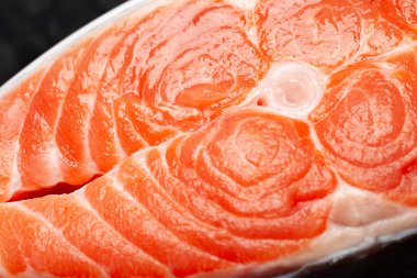 Taze somon. Somon bifteğine yakın çekim. Seçici yumuşak odak