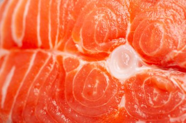 Taze somon. Somon bifteği yakın plan. Seçici yumuşak odak