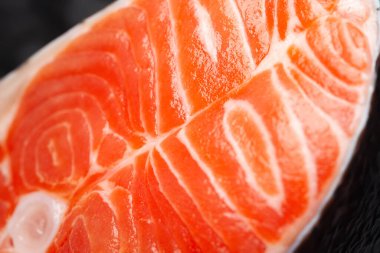 Taze somon. Somon bifteğine yakın çekim. Yumuşak odak