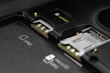 Parçalanmış akıllı telefon. Sim kart bağlantıları olan parçalanmış cihazın makro fotoğrafı. Seçici yumuşak odak