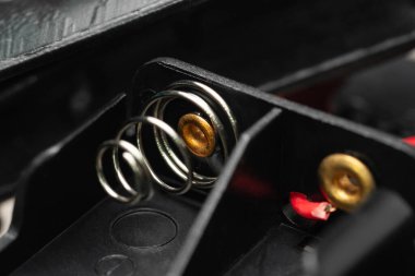 Batarya tutacağı. Kabloları ve bağlantıları olan plastik pil tutucunun yakın çekimi. Seçici yumuşak odak.