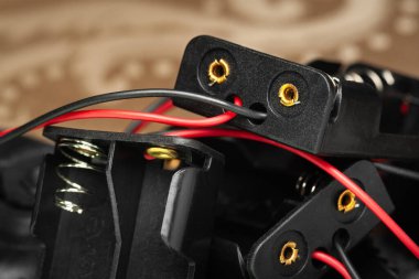 Batarya tutacağı. Kablolar ve konnektörlerle plastik batarya tutacağı yakın plan. Seçici yumuşak odak.